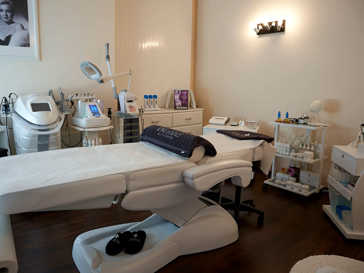 Heller Behandlungsraum im Orchidee Beauty Center
